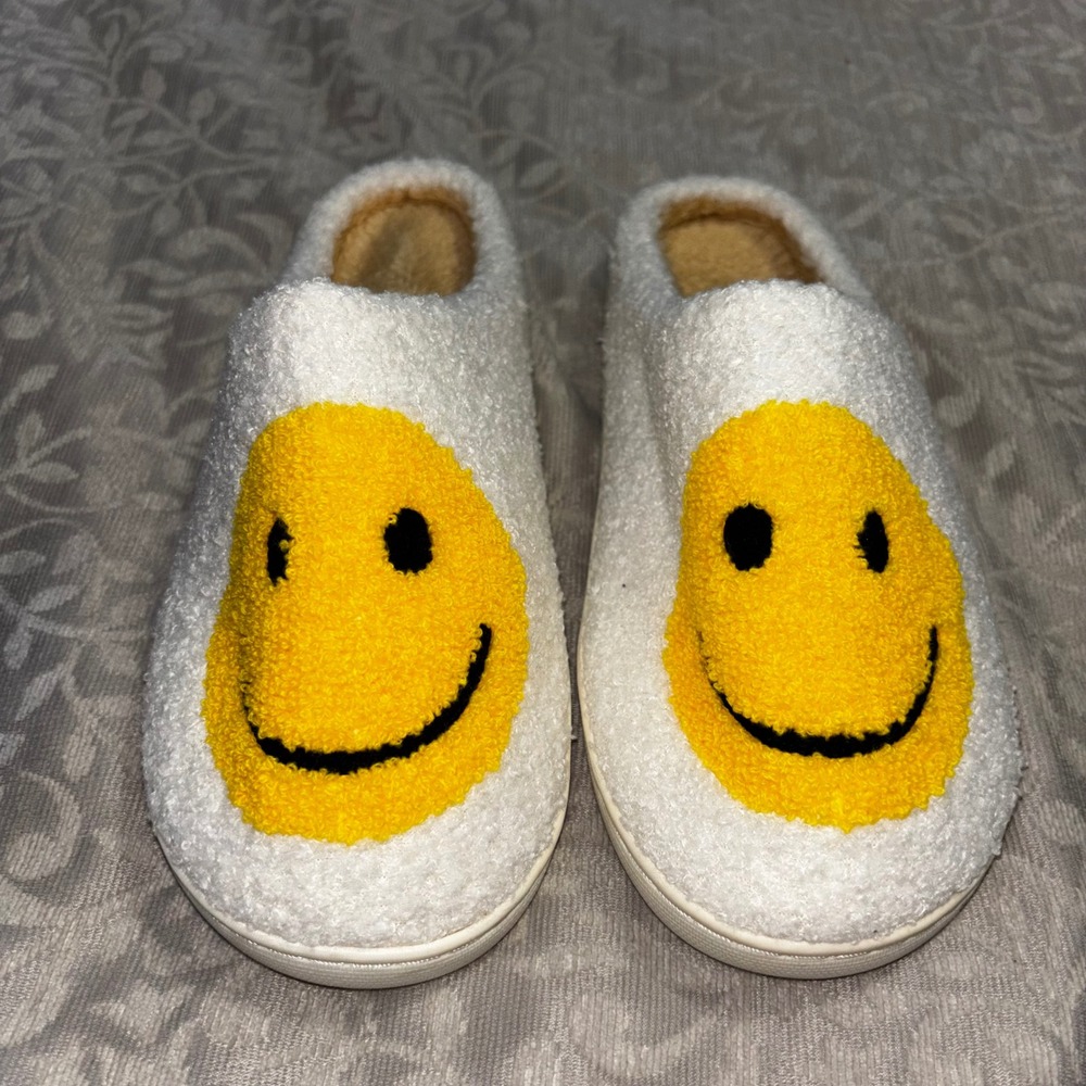 Unbranded Smiley Face Slippers Womens Size Large 9-10 White Yellow Excellent